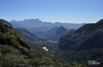 Subindo o Morro do Açu, a vista começa a ficar mais ampla na trilha que corta o Parque Nacional da Serra dos Órgãos, no Rio de Janeiro